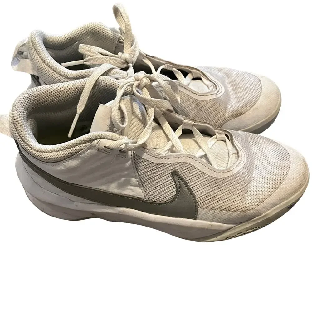 Nike basketball shoes size 6 (small men’s)